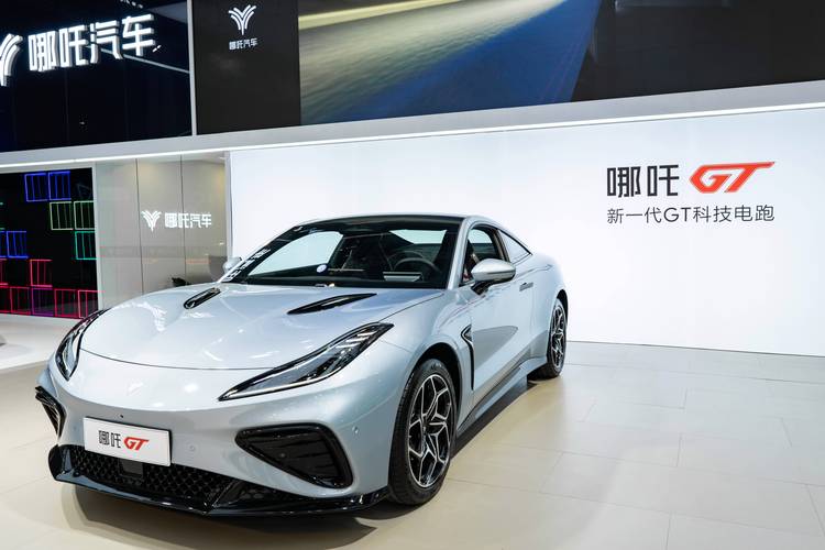 东莞42哪吒汽车在智能汽车领域的表现，领途汽车在新能源汽车市场中的影响力